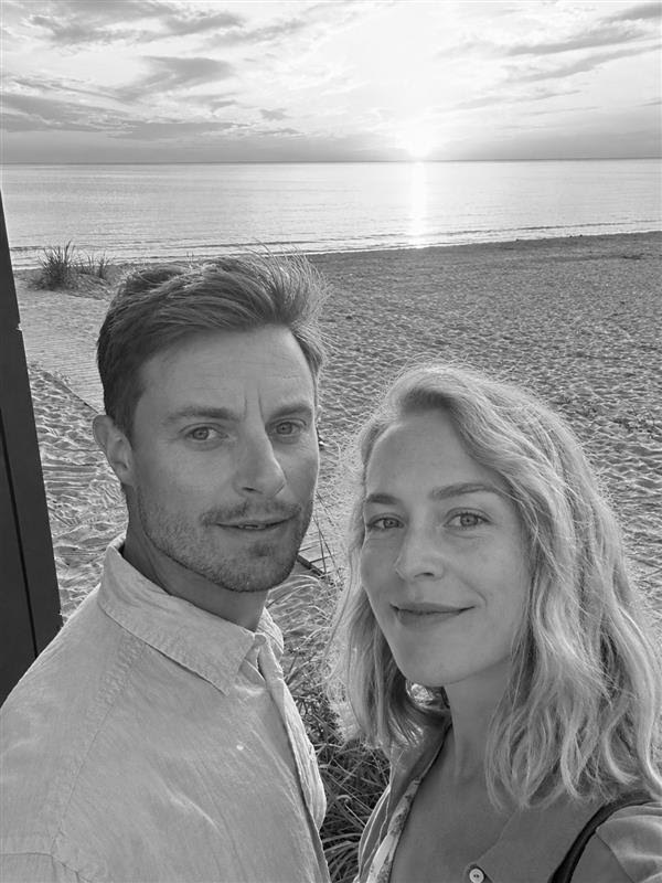 Jonas och Kerstin tillsammans vid havet